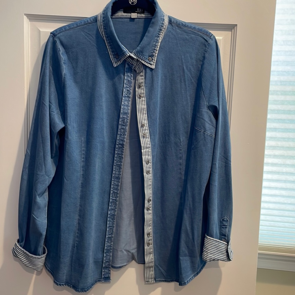 Chambray blouse worn only once. Kut from the Cloth size L